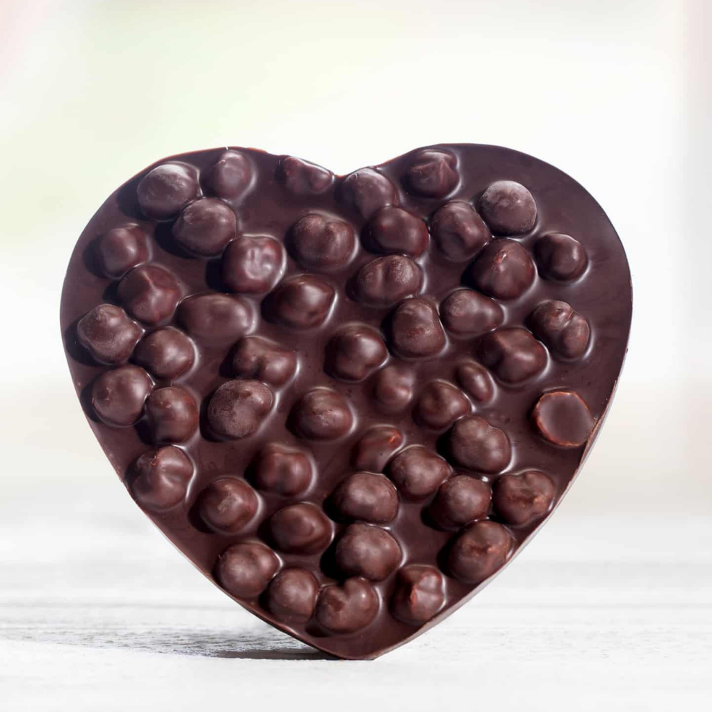 Herz mit dunkler Schokolade und Haselnüssen