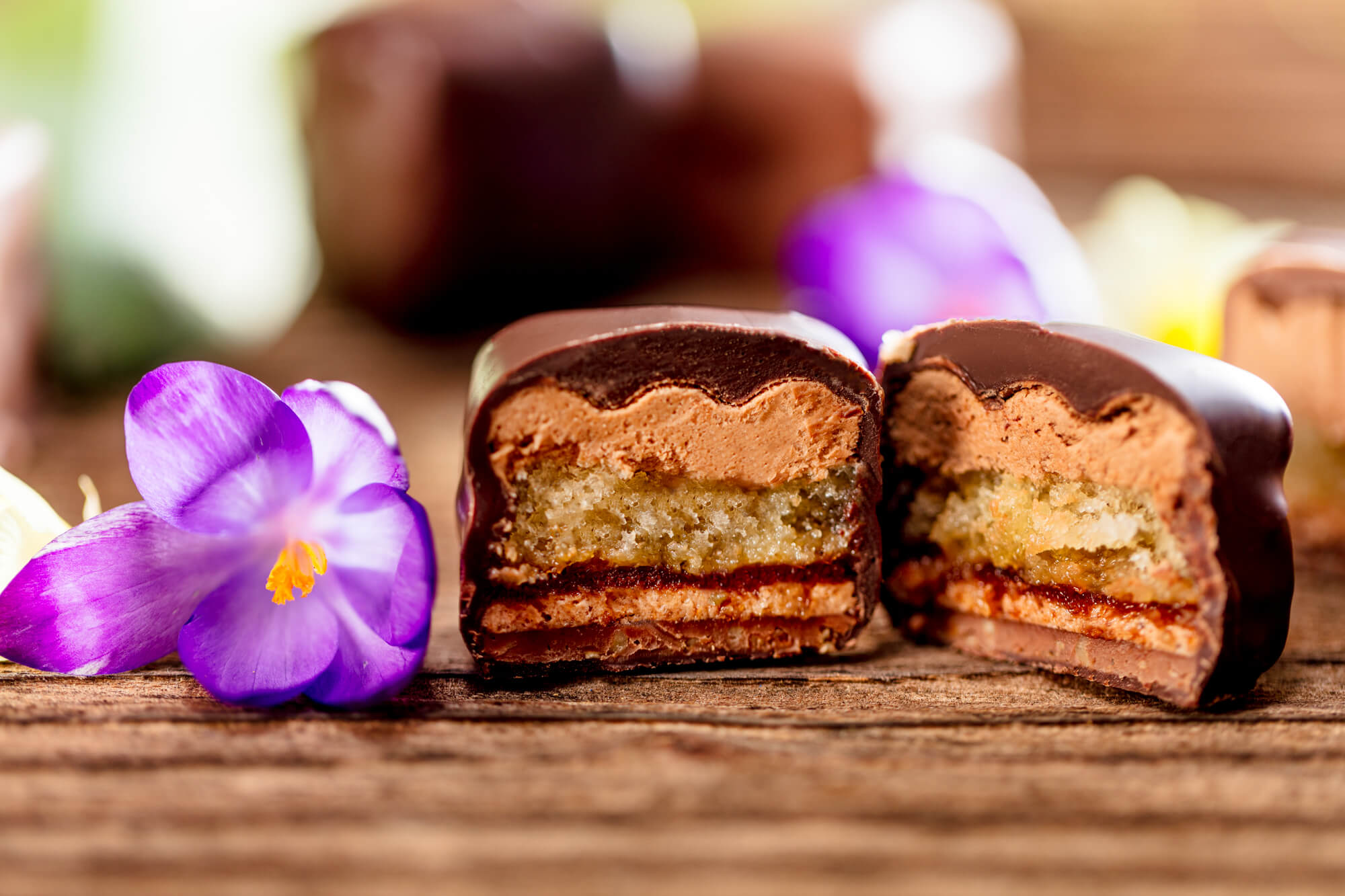 praline-anschnitt-violette-blume